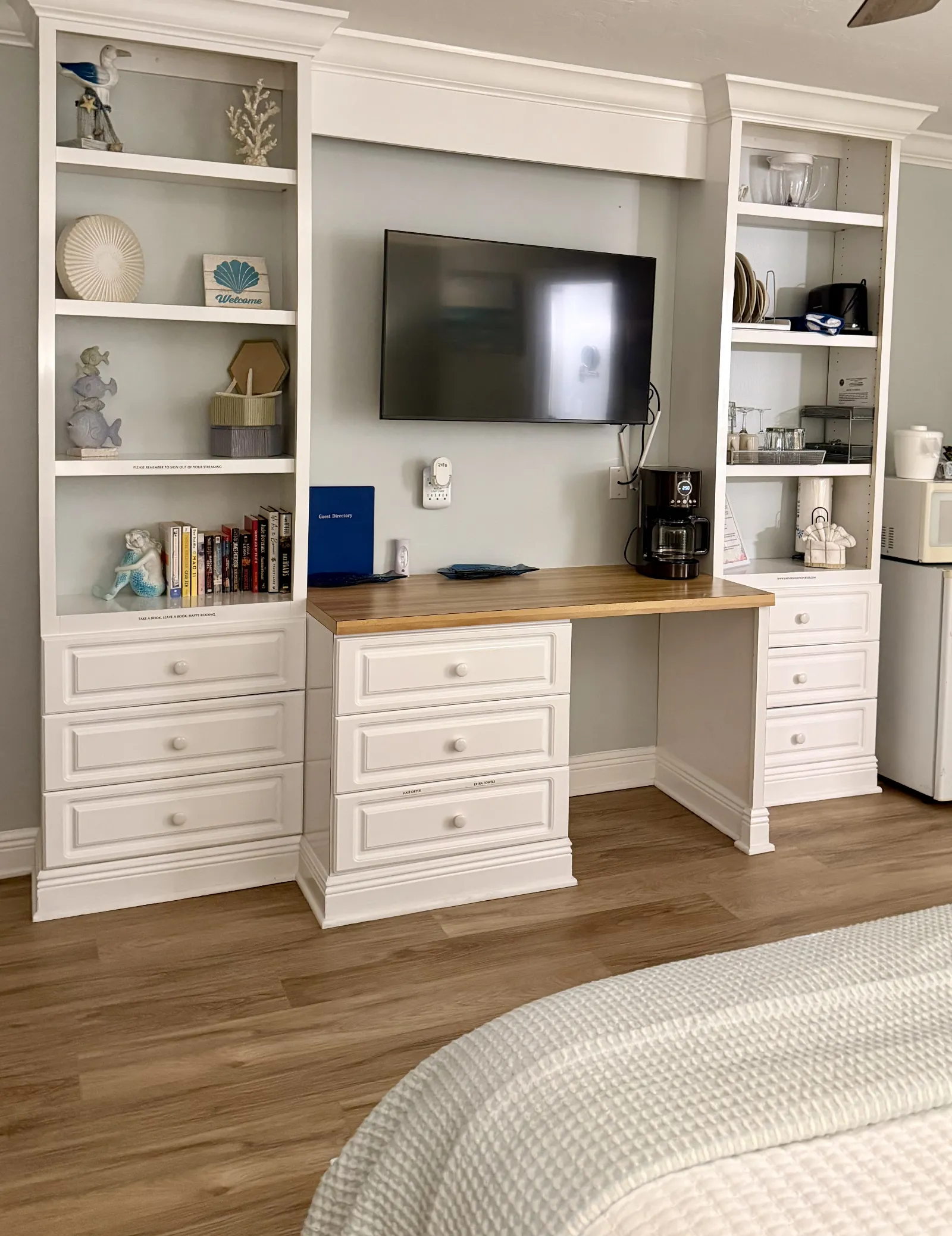The Unit 248B "The Seaside" book case with decor, draws and mount TV